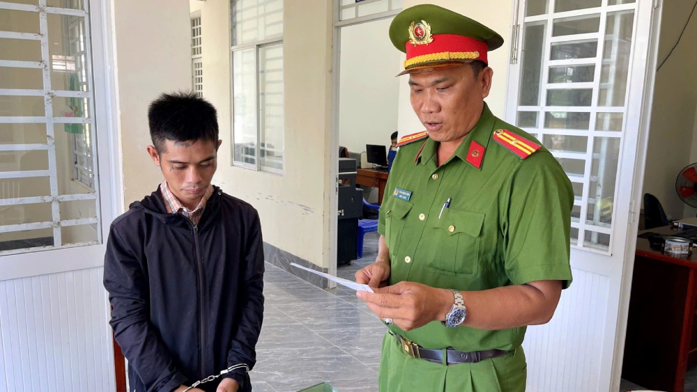 The police have prosecuted the case, prosecuted the defendant and executed the arrest warrant for temporary detention against Mac Thanh Tien for the act of "Illegal use of narcotics". Photo: Police provided