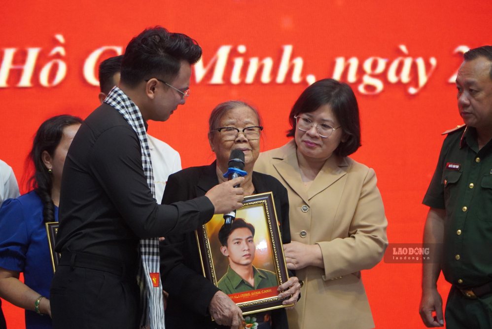 Tears of happiness when relatives of martyrs meet their loved ones through restored portraits. Photo: Ngoc Anh