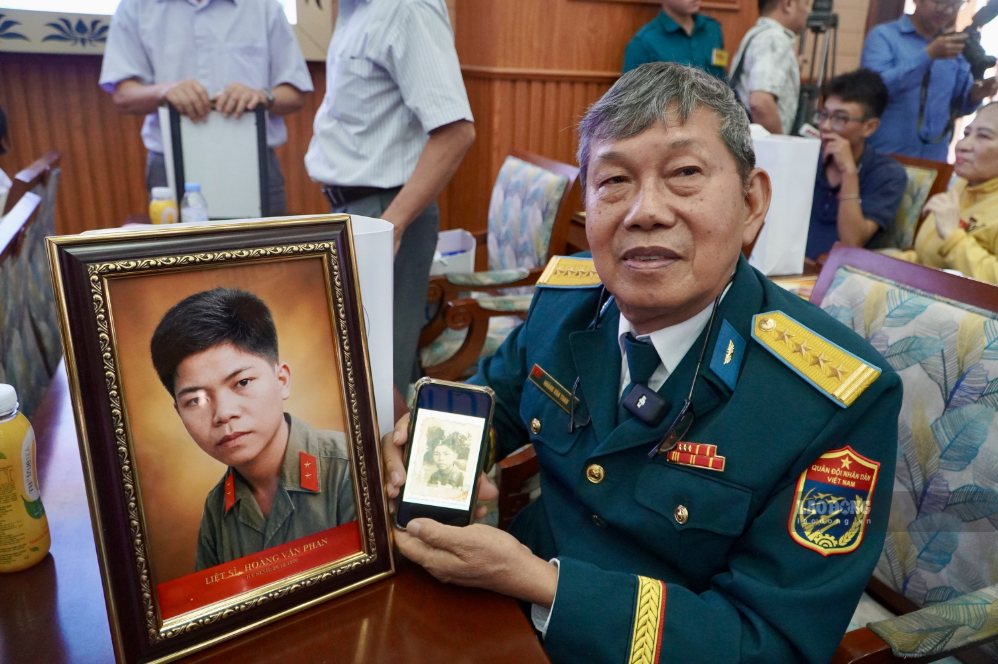 Ông Hoàng Văn Toan xúc động và đầy tự hào khi nhắc về người anh trai - liệt sĩ Hoàng Văn Phan, hy sinh năm 1970, khi mới 20 tuổi. Ảnh: Ngọc Ánh
