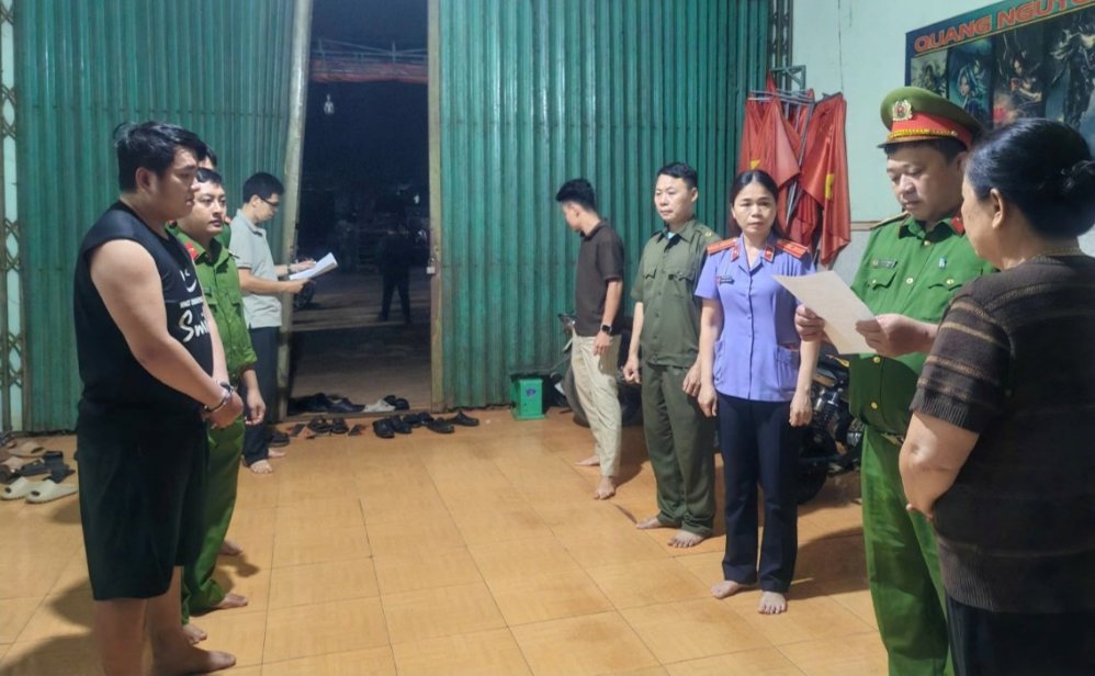 Cơ quan Công an khám xét chỗ ở của Nguyễn Quang Sơn. Ảnh Công an Gia Lai