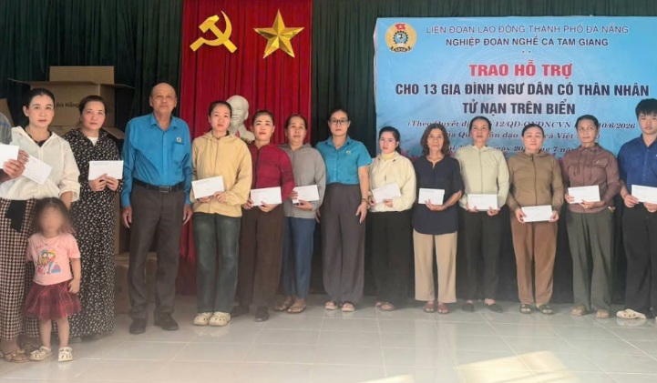Tam Giang Fisheries Union, Da Nang awards wood funds to support relatives of fishermen in distress at sea. Photo: Tam Giang Union