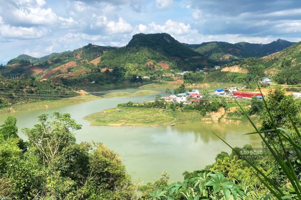 Hồ chứa nước bản Mòng, phường Chiềng Cơi mức nước vẫn thấp sau nhiều ngày mưa lũ. Ảnh: Trường Sơn