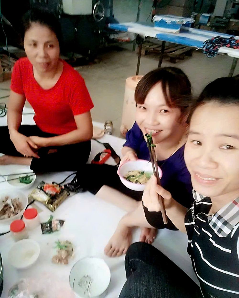 Chị Nguyễn Thị Hồng Gấm (ngồi giữa) và đồng nghiệp ăn trưa tại công ty. Ảnh: NVCC