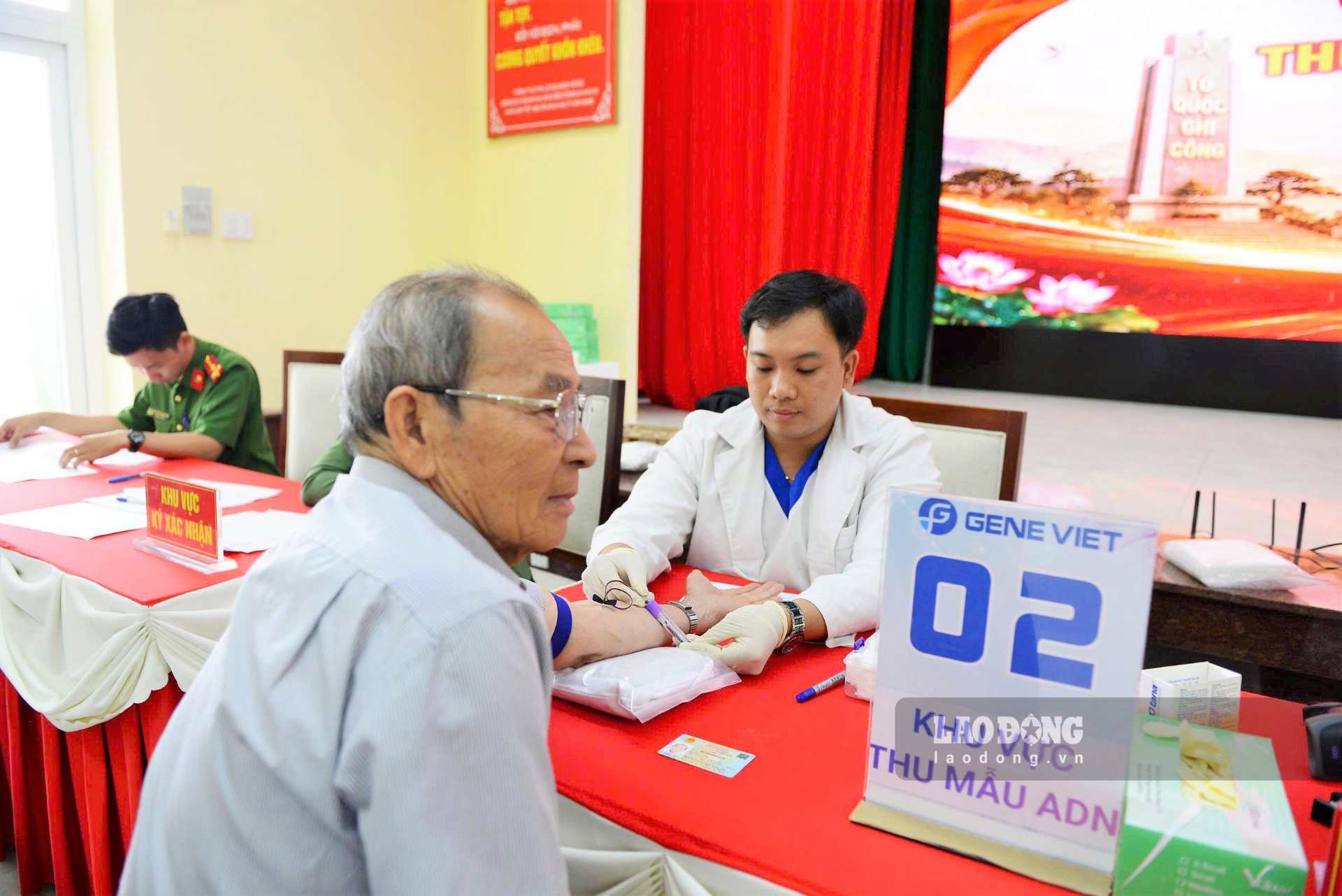 Các lực lượng lấy mẫu ADN của thân nhân liệt sĩ. Ảnh: Phúc Khánh 