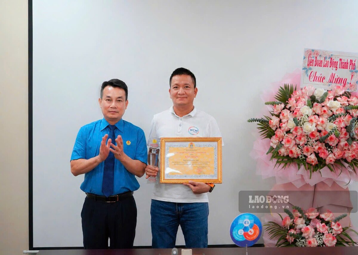 Đại diện lãnh đạo LĐLĐ TP Hải Phòng trao bằng khen doanh nhân tiêu biểu trong đổi mới, sáng tạo đồng hành cùng người lao động cho lãnh đạo công ty. Ảnh: Mai Dung