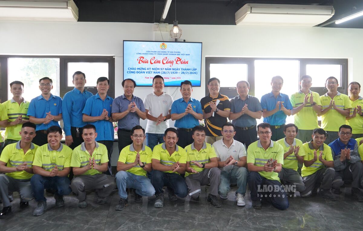 Lãnh đạo LĐLĐ thành phố dự bữa cơm công đoàn cùng người lao động. Ảnh: Mai Dung