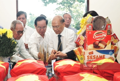 Đại biểu dâng hương tri ân các Anh hùng liệt sĩ vừa được quy tập. Ảnh: Nguyễn Giang 
