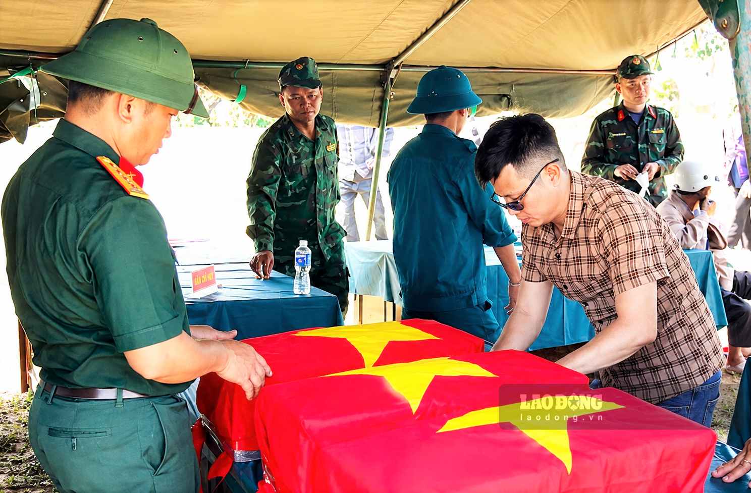 Lực lượng chức năng tổ chức quy tập 12 hài cốt liệt sĩ để lấy mẫu ADN. Ảnh: Nguyễn Giang 