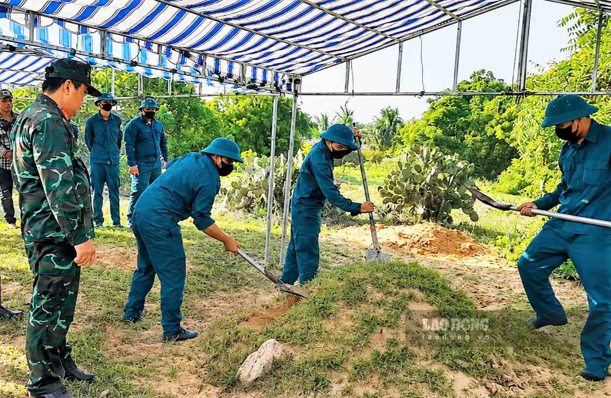 Lực lượng chức năng tiến hành quy tập 12 phần mô liệt sĩ tại xã Hòa Thắng. Ảnh: Nguyễn Giang 
