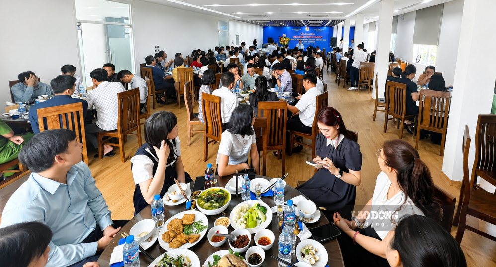 Bữa cơm diễn ra trong không khí ấm áp, thân tình. Ảnh: Nguyễn Viên
