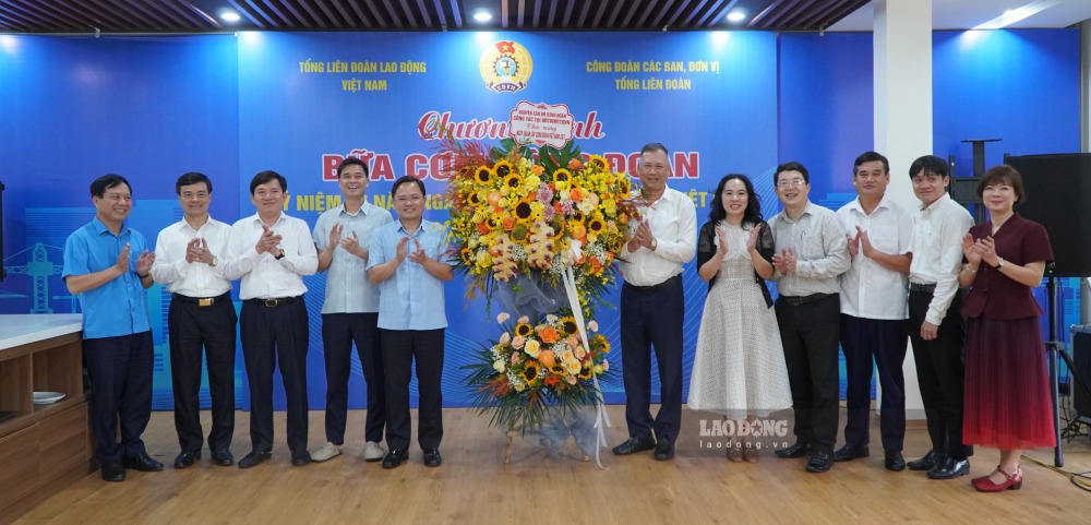 Các lãnh đạo Tổng Liên đoàn Lao động Việt Nam nhận lẵng hoa chúc mừng của nguyên cán bộ công đoàn đang công tác tại Ủy ban Trung ương Mặt trận Tổ quốc Việt Nam. Ảnh: Nguyễn Viên.