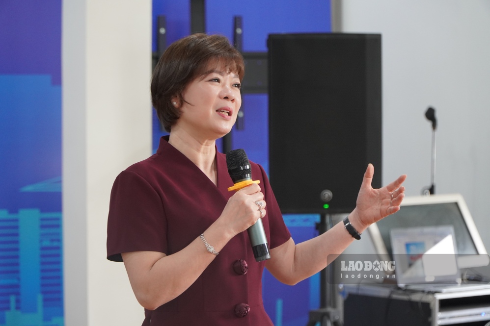 Bà Trần Thị Thanh Hà - Ủy viên Ban Thường vụ, Phó Trưởng ban Quan hệ Lao động, Chủ tịch Công đoàn các ban, đơn vị Tổng Liên đoàn Lao động Việt Nam phát biểu tại Chương trình “Bữa cơm Công đoàn” ngày 23.7. Ảnh: Nguyễn Viên.