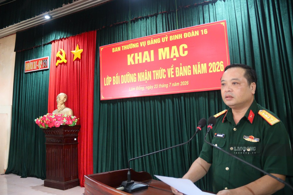 Colonel Phung Duc Quynh, Deputy Head of the Political Department of Corps 16, delivered the opening speech. Photo: Bui Ngoc
