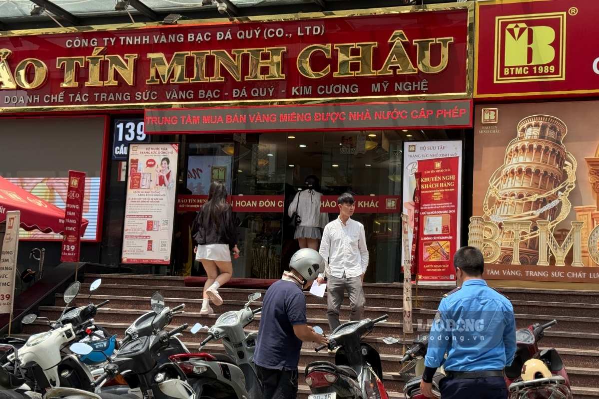 ハノイの一部の金店の外では、もはや客が長蛇の列を作る光景は見られません。写真:ハ・レ