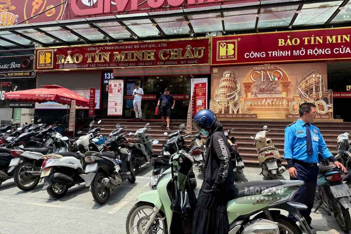 Ngày 23.7, bên ngoài nhiều cửa hàng vàng tại Hà Nội khá thông thoáng, không còn cảnh người dân xếp hàng chờ giao dịch. Ảnh: Linh Đan