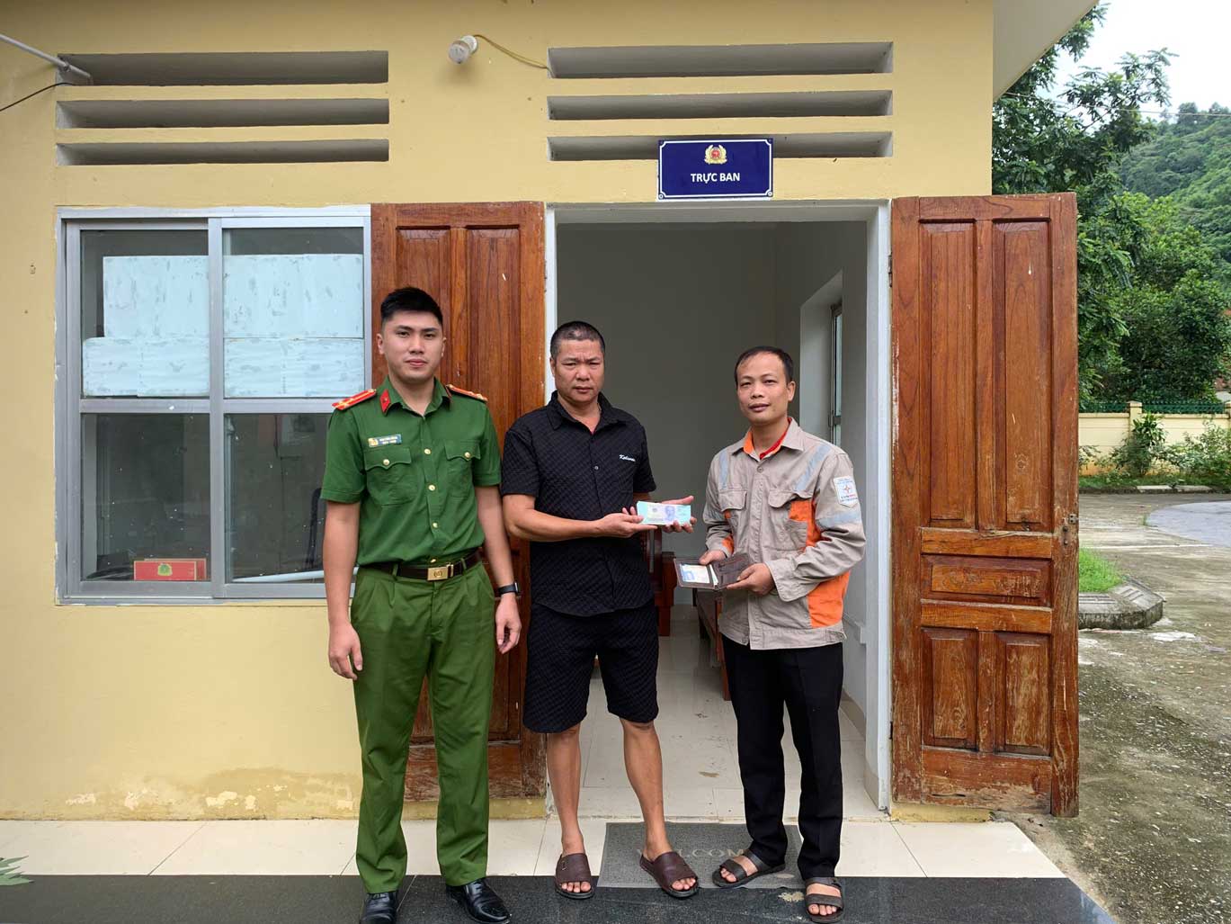 Bac Me Commune Police support the return of property to the person who dropped it. Photo: Tuyen Quang Police