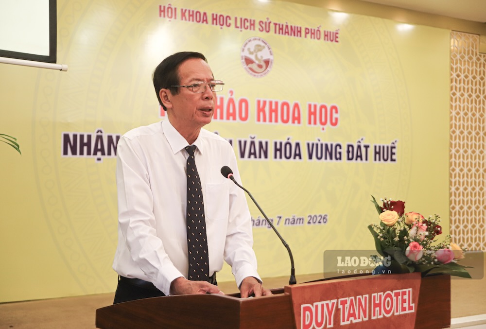 Chủ tịch Hội Khoa học Lịch sử TP Huế Phan Tiến Dũng phát biểu tại hội thảo. Ảnh: Hồng Quân