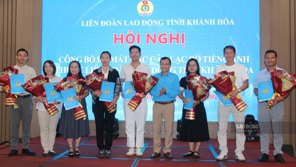 Launching the first English clubs established by the Khanh Hoa Trade Union at the grassroots trade union. Photo: Phuong Linh