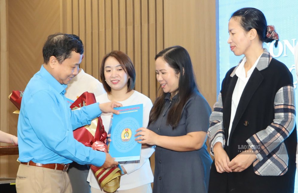 Ông Bùi Đăng Thành - Phó Chủ tịch LĐLĐ tỉnh Khánh Hòa trao quyết định thành lập cậu lạc bộ tiếng Anh cho các đơn vị. Ảnh: Phương Linh