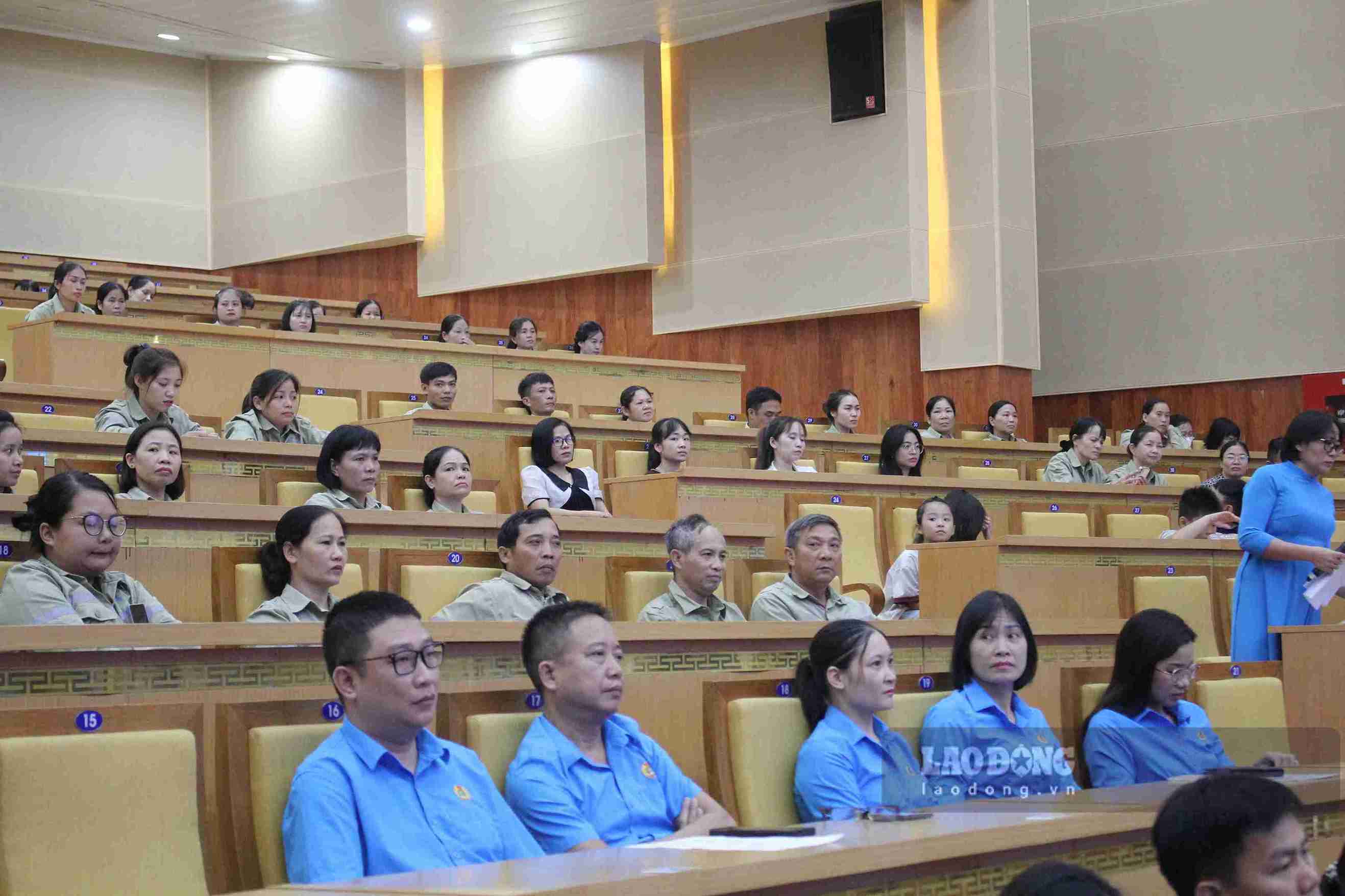 Hội nghị là dịp để lãnh đạo tỉnh lắng nghe tâm tư, nguyện vọng của đoàn viên, công nhân, viên chức.