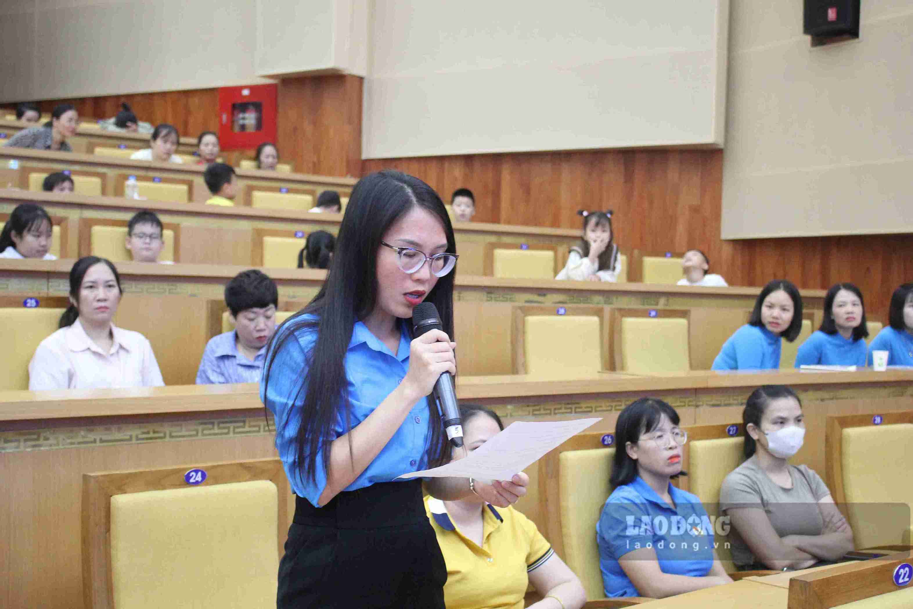 Many opinions from workers focus on social housing, infrastructure and industrial park environment. Photo: Mai Huong