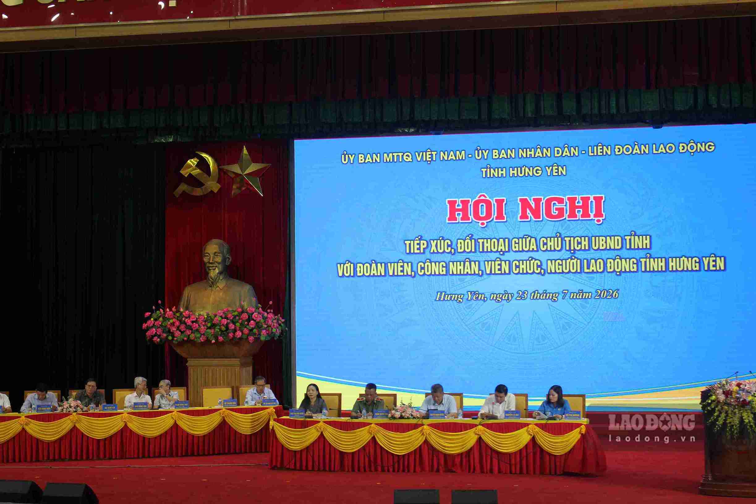 Quang cảnh hội nghị đối thoại giữa lãnh đạo tỉnh Hưng Yên với đoàn viên, người lao động. Ảnh: Mai Hương
