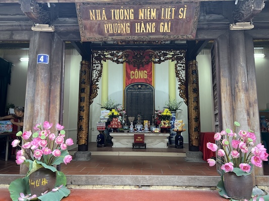 Những bình hoa sen của Công đoàn phường Hoàn Kiếm dâng tại Nhà tưởng niệm Liệt sĩ. Ảnh: Công đoàn Hoàn Kiếm.