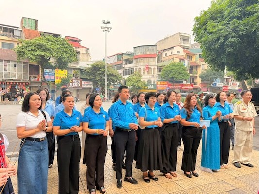 Đoàn lãnh đạo, cán bộ, đoàn viên công đoàn phường Hoàn Kiếm dành phút mặc niệm bày tỏ sự tri ân sâu sắc đến các Anh hùng Liệt sĩ nhân dịp kỷ niệm 79 năm Ngày Thương binh - Liệt sĩ. Ảnh: Công đoàn Hoàn Kiếm