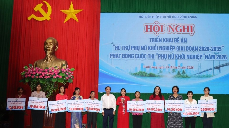 Ban tổ chức trao kinh phí hỗ trợ các dự án khởi nghiệp tiêu biểu của hội viên phụ nữ. Ảnh: Hoàng Lộc