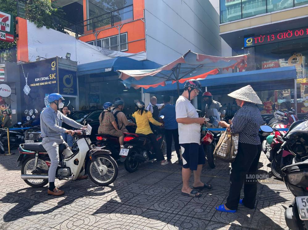 Nhiều người dân đến điểm giao dịch SJC để bán vàng, khu vực trước cửa luôn đông khách. Ảnh: Hạ Mây  