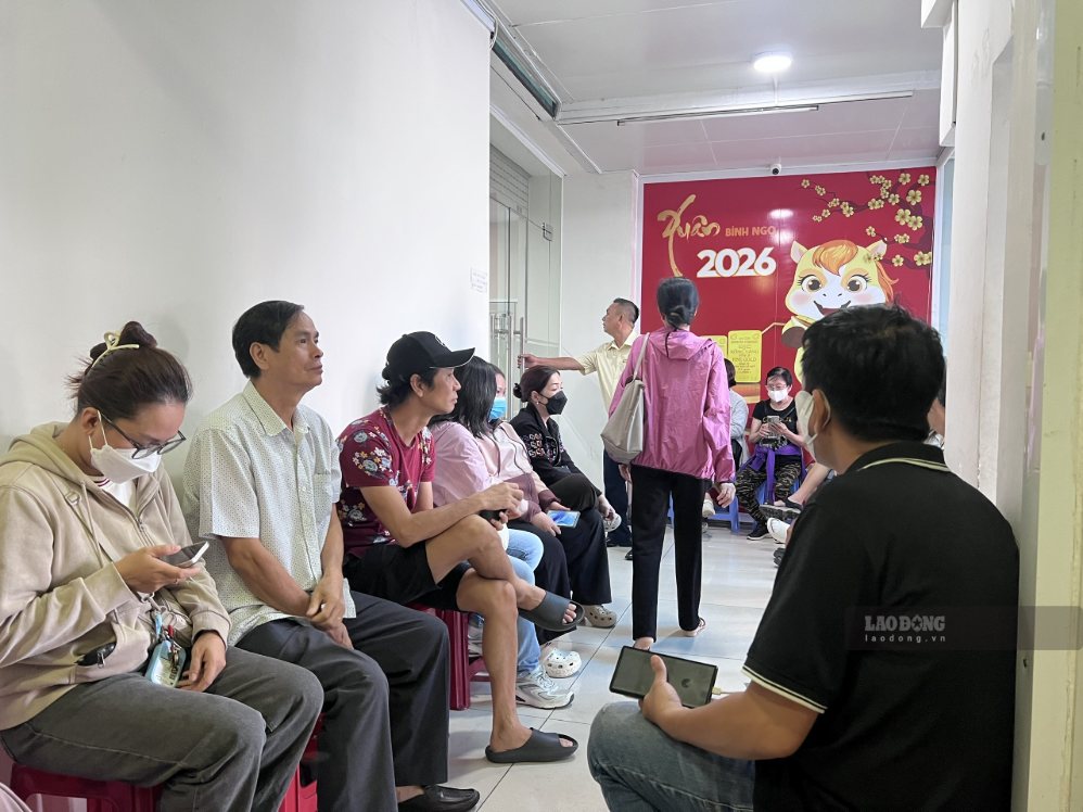 Nhiều khách hàng chờ thực hiện giao dịch bán vàng tại SJC.