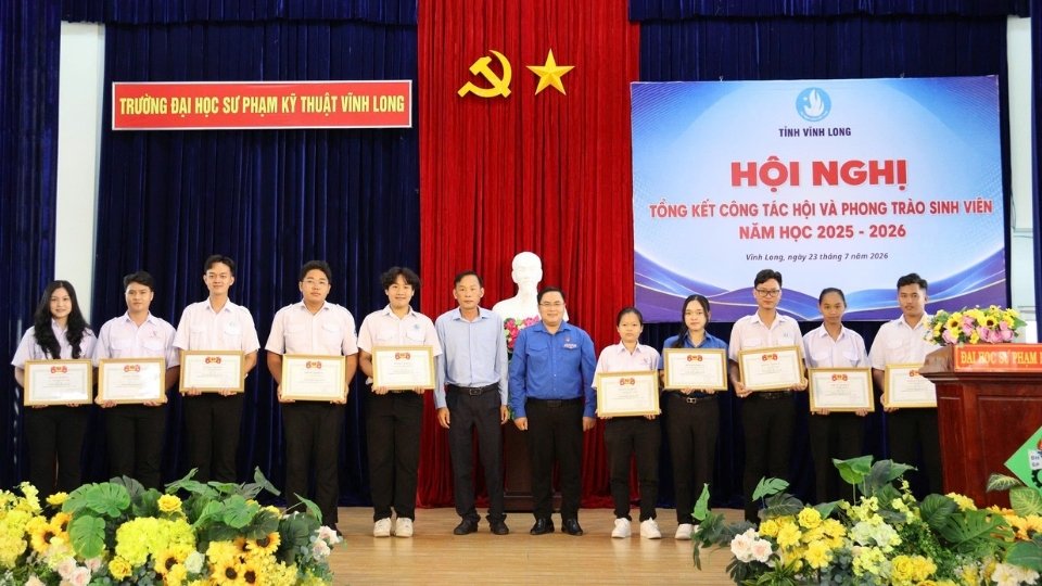 Leaders of the Vietnam Student Association of Vinh Long province awarded certificates of merit to outstanding collectives and individuals. Photo: Vietnam Student Association of Vinh Long province