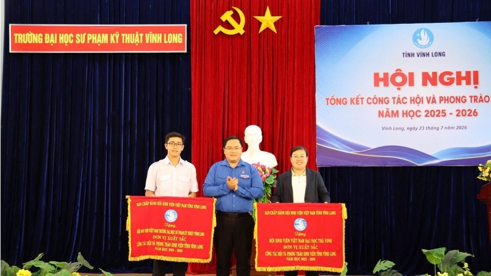Ban Thư ký Hội Sinh viên Việt Nam tỉnh Vĩnh Long trao cờ thi đua cho các đơn vị xuất sắc trong công tác Hội và phong trào sinh viên năm học 2025-2026. Ảnh: Hội Sinh viên Việt Nam tỉnh Vĩnh Long