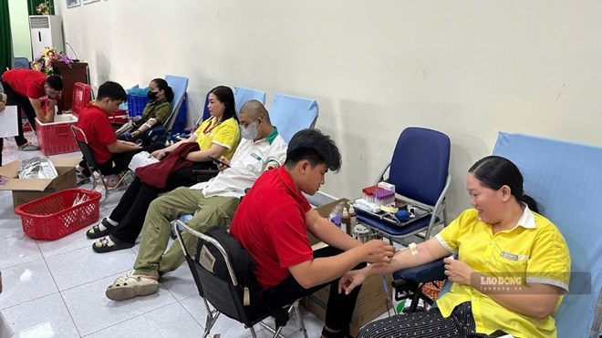 Đông đảo công nhân Công ty TNHH Tỷ Bách tham gia chương trình hiến máu tình nguyện ngày 23.7. Ảnh: Hoàng Lộc
