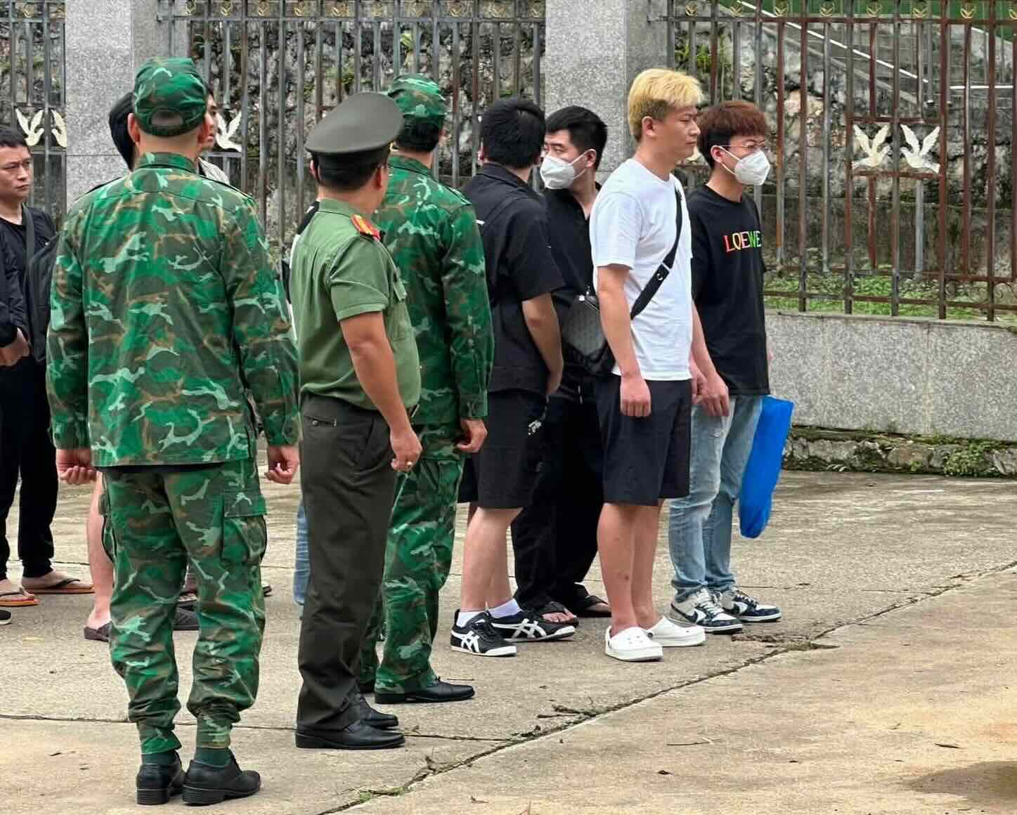 Phòng Quản lý xuất nhập cảnh Công an tỉnh Quảng Trị trục xuất những người nhập cảnh trái phép. Ảnh: Phòng Quản lý xuất nhập cảnh Công an tỉnh Quảng Trị