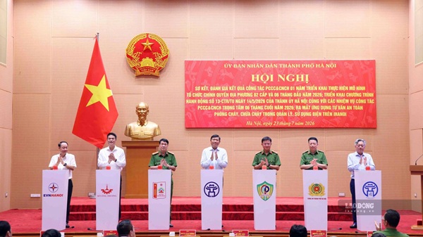 Hanoi puts fire prevention and fighting consulting application on iHanoi. Photo: Minh Hanh
