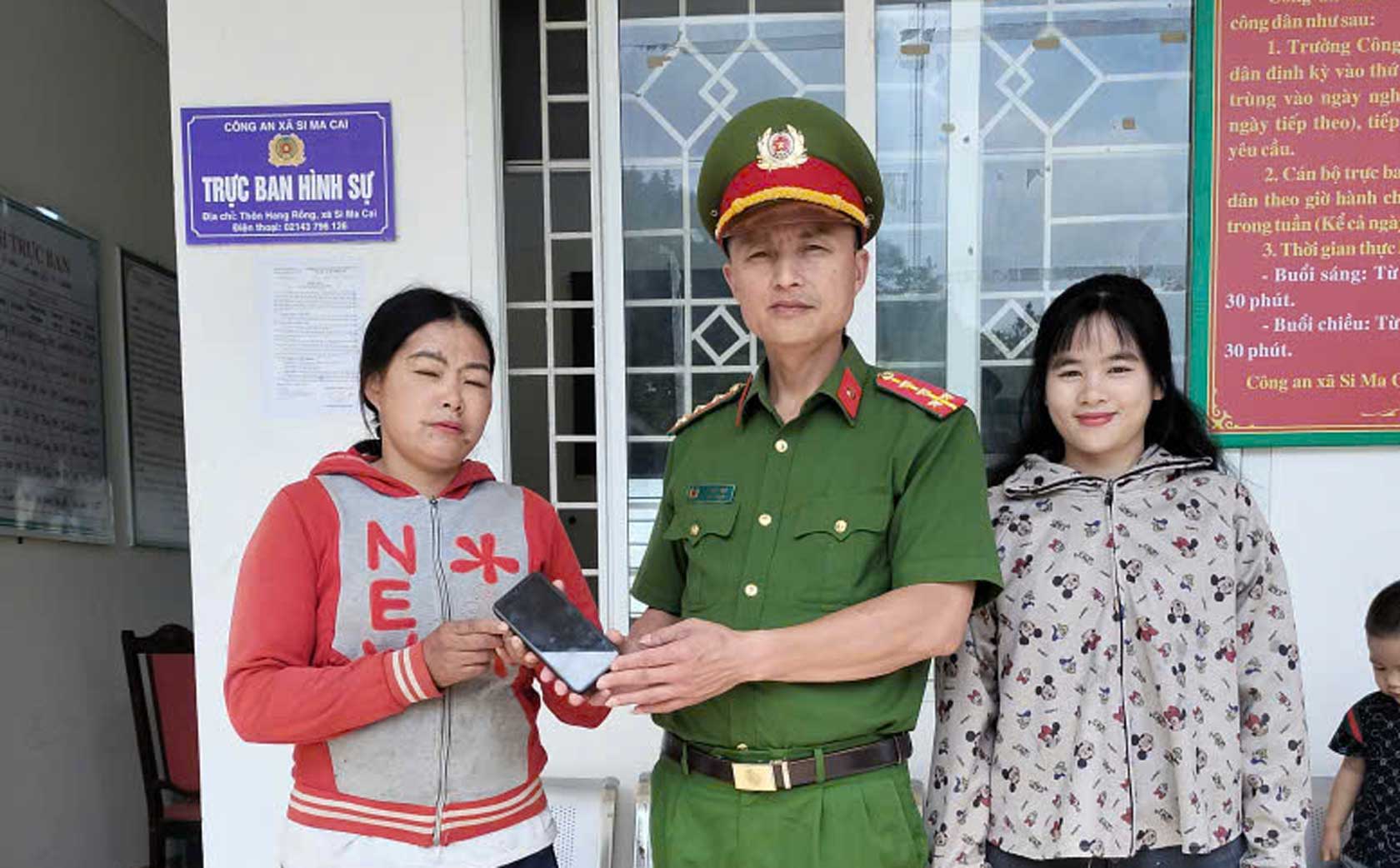 The picked up phone was returned to the person who lost it at Si Ma Cai Commune Police. Photo: Lao Cai Police