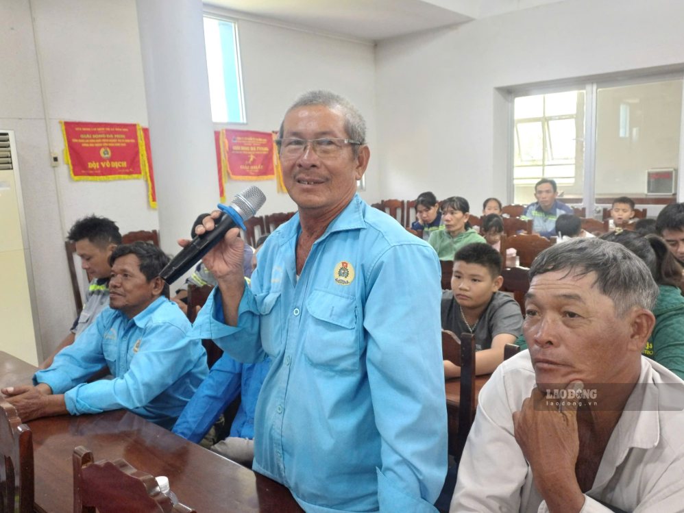 Đoàn viên Lê Hùng Kiệt đến từ Nghiệp đoàn xe ôm Ninh Hòa chia sẻ về những ngày vào công đoàn. Ảnh: Lưu Nguyên