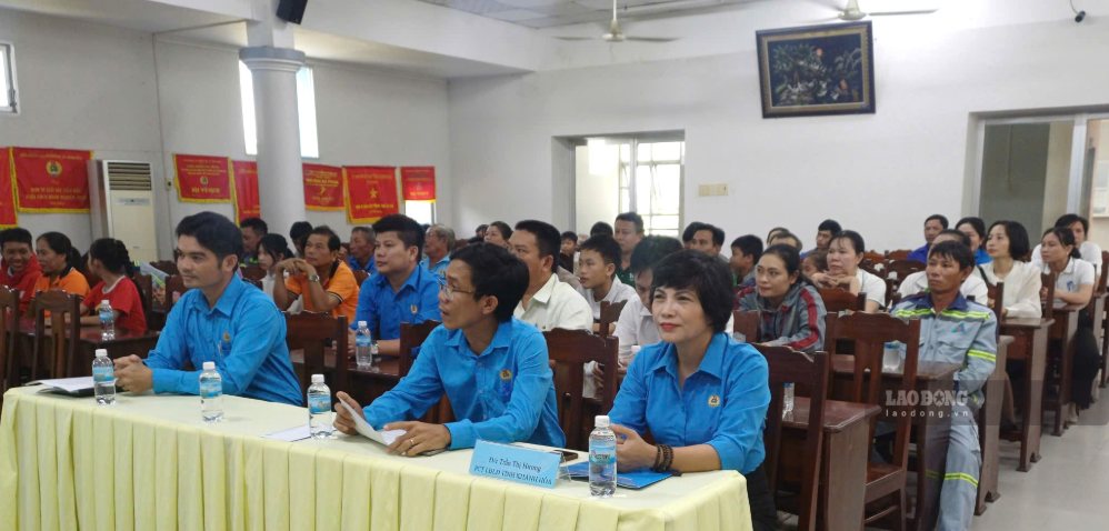 Các đại biểu tham dự lễ kỷ niệm 97 năm Công đoàn Việt Nam tại Công đoàn phường Ninh Hòa, Khánh Hòa. Ảnh: Lưu Nguyên