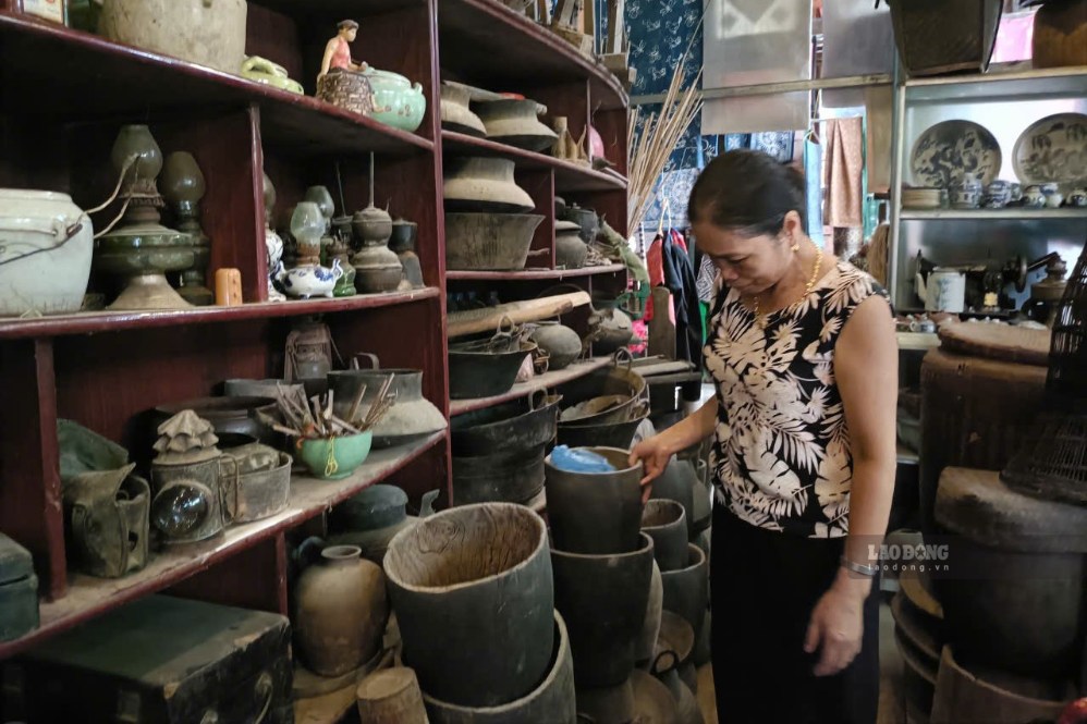 Ms. Vi Thi Xoan, Ban Lac village, Mai Ha commune, Phu Tho province and the "treasure" of Thai antiques. Photo: Nguyen Linh
