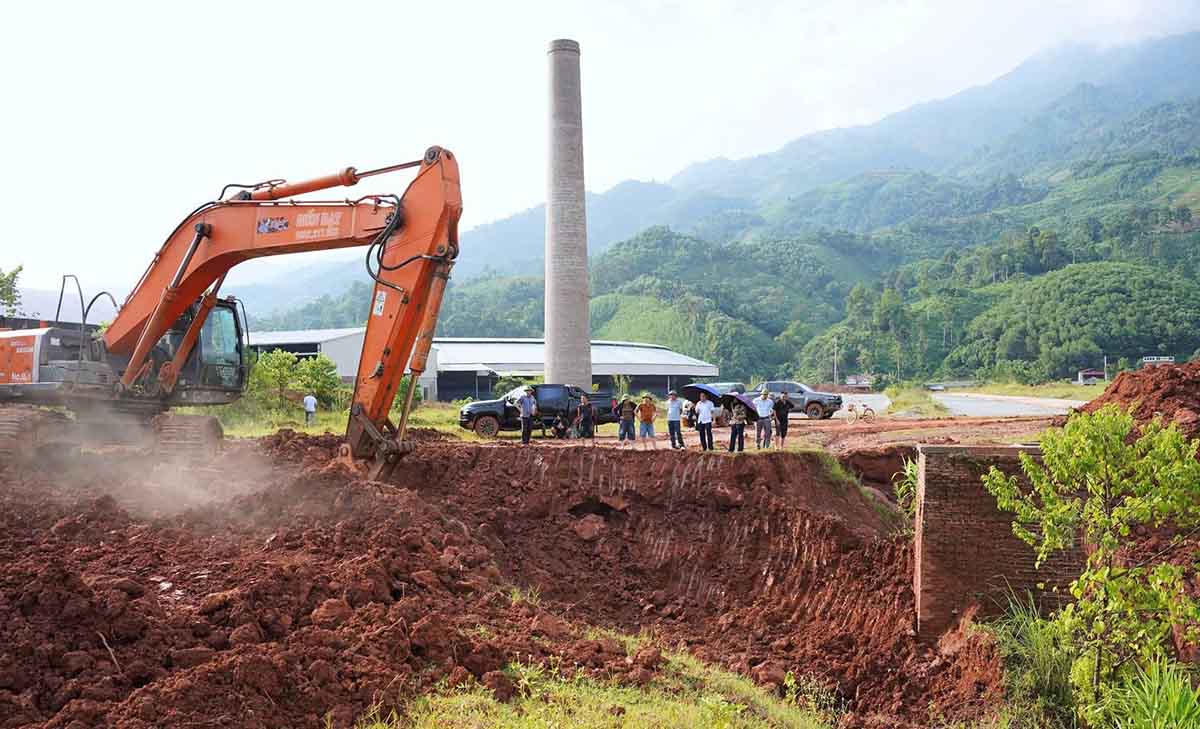 Các lực lượng chức năng triển khai nạo vét, xử lý ngập tại Km15+120 QL 279. Ảnh: Trang thông tin xã Tân Trịnh
