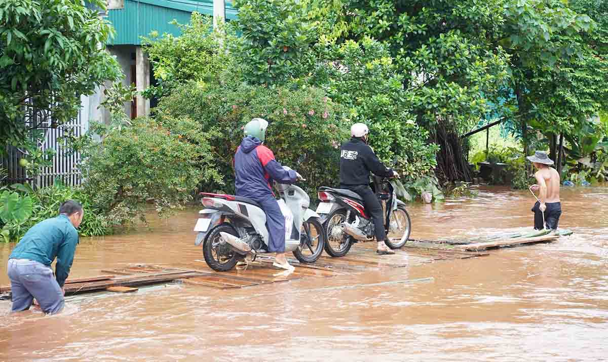 Les inondations locales sur la QL. 279 à la mi-juillet 2026 ont affecté la circulation et la vie des habitants. Photo: Site d'information de la commune de Tân Trịnh