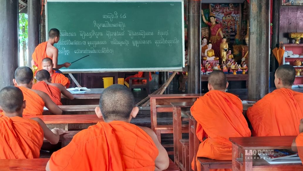 Dạy chữ dân tộc trong Chùa Xiêm Cán, Cà Mau. Ảnh: Nhật Hồ.