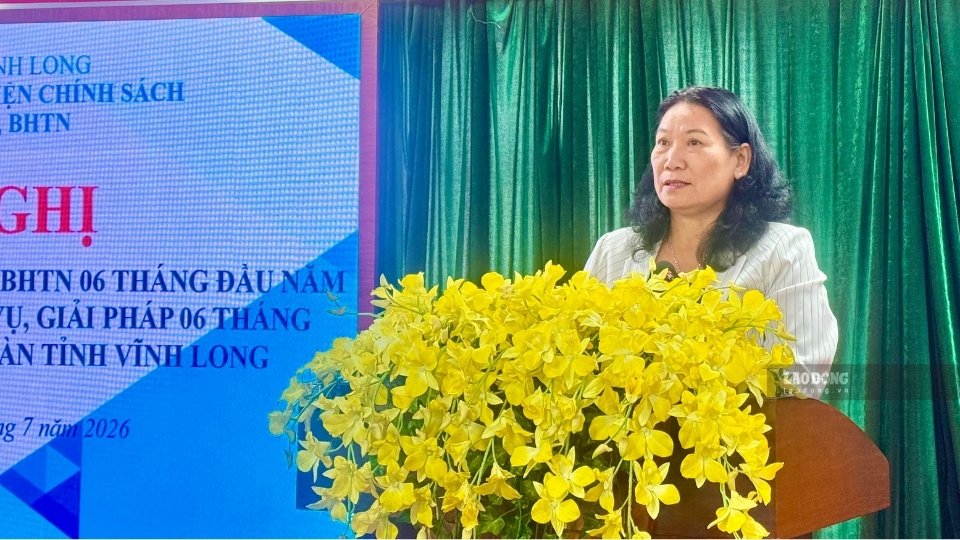 Bà Nguyễn Thị Bé Mười - Phó Chủ tịch UBND tỉnh Vĩnh Long phát biểu kết luận hội nghị, yêu cầu quyết tâm hoàn thành các chỉ tiêu BHXH, BHYT, BHTN năm 2026. Ảnh: Hoàng Lộc