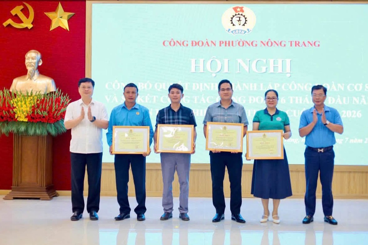 Các tổ chức, cá nhân được nhận bằng khen. Ảnh: Công đoàn phường Nông Trang