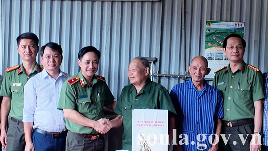 Thiếu tướng Nguyễn Minh Tuấn, Giám đốc Công an tỉnh Sơn La cùng Đoàn công tác thăm hỏi, tặng quà các gia đình chính sách và người có công với cách mạng trên địa bàn tỉnh. Ảnh: Cổng TTĐT tỉnh Sơn La