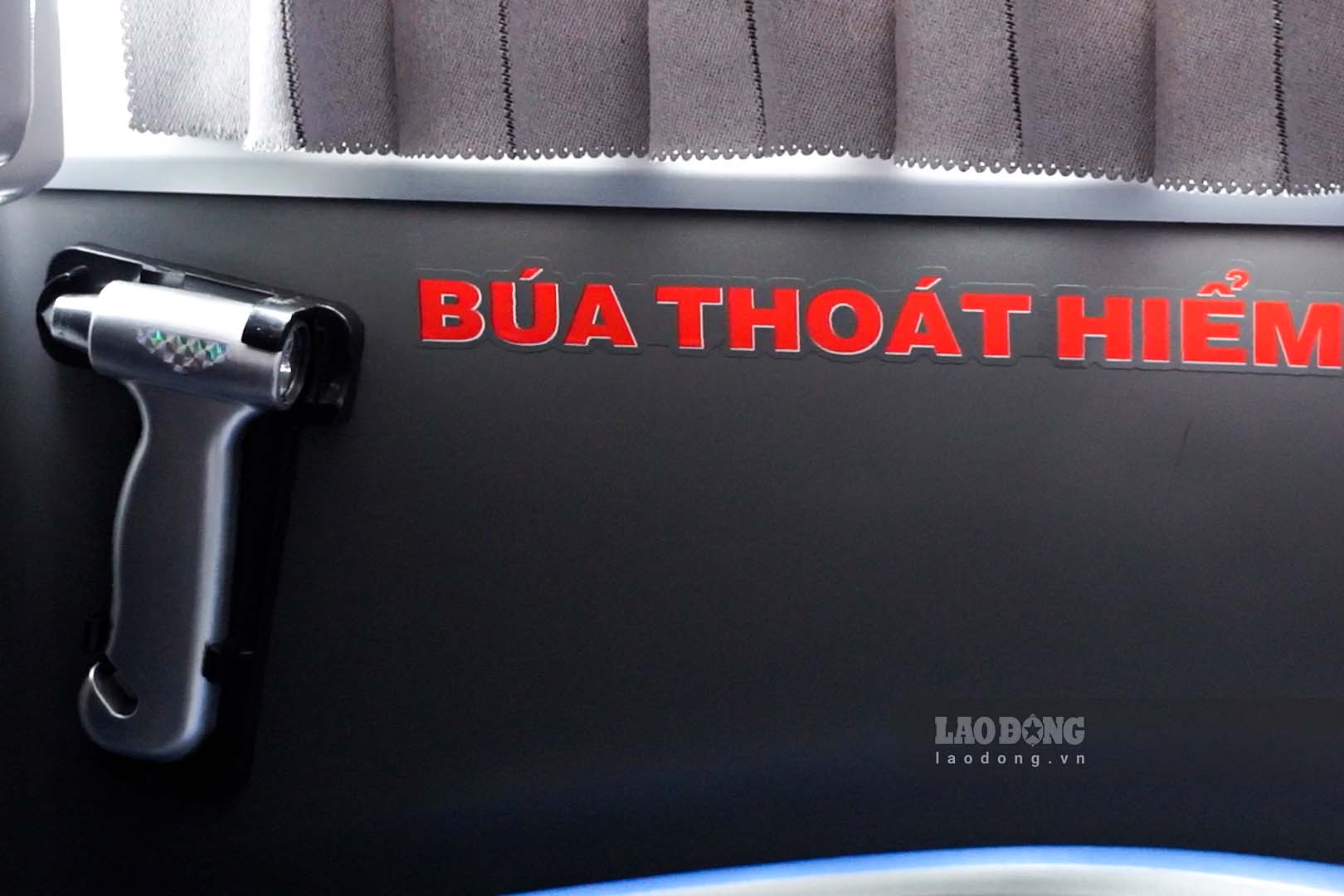 Búa an toàn được trang bị trên một xe khách ở bên xe Mỹ Đình. Ảnh: Hữu Vũ
