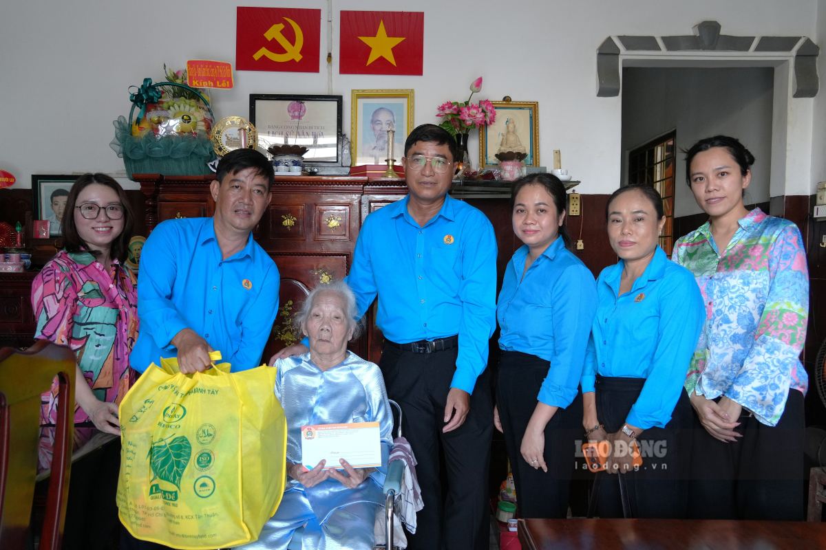 Công đoàn thăm và tặng quà Mẹ Việt Nam Anh hùng Trần Thị Trinh. Ảnh: Thành An