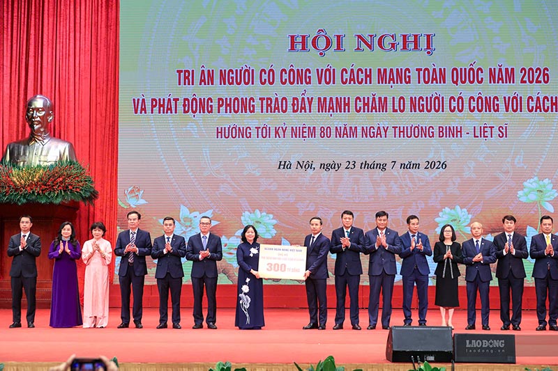 Bùi Thị Minh Hoài, membre du Bureau politique, secrétaire du Comité central du Parti, présidente du Comité central du Front de la patrie du Vietnam, reçoit le soutien du secteur bancaire. Photo: Hải Nguyễn