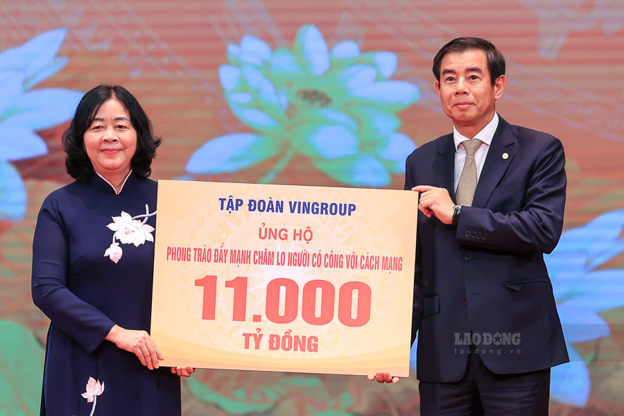 Ủy viên Bộ Chính trị, Bí thư Trung ương Đảng, Chủ tịch Ủy ban Trung ương Mặt trận Tổ quốc Việt Nam Bùi Thị Minh Hoài tiếp nhận ủng hộ từ Tập đoàn Vin Group. Ảnh: Hải Nguyễn